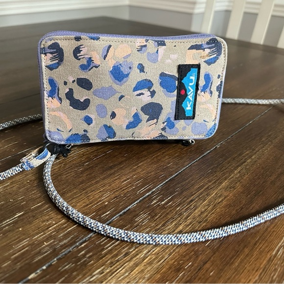 Kavu Go on time bi fold cross body wallet - Picture 10 of 11